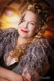 I just wanted to share some photos I had done by photographer and artist  Nicole Klein 😃 I've never had a photoshoot done before