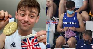 這可不是說笑的啊，tom daley連品牌都有了，名為madewithlovebytomdaley（made with love by tom daley）。每件作品都由tom daley自己一針一線親自編織而成，不但手工精美，更具備職人水準，而且潮流觸覺十分精準，例如一件窄身短擺毛衣背心，其剪裁與用色佈局，的確與英倫潮流新貴stefan cooke作品有着異曲同工. D2mc2pikl088m