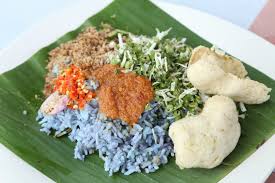 Roti berbentuk lingkaran dan gepeng ini biasa dimakan. 9 Makanan Khas Malaysia Yang Terkenal Dikalangan Wisatawan Reddoorz Blog