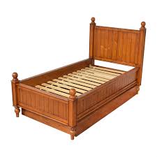 Finished in a warm walnut brown, the fine wood craftmanship of the thomas features inset paneling for a classic, elegant look. 61 Off Pottery Barn Kids Pottery Barn Kids Thomas Twin Trundle Bed Beds