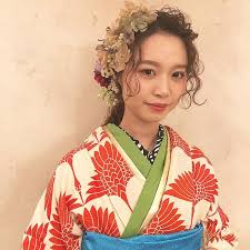 2次会もそのままで 成人式にぴったりな振袖とドレスの2wayメイク myreco マイリコ 成人式 ヘアスタイル アップ 成人式 ヘアスタイル 編み込み 卒業式 袴 髪型