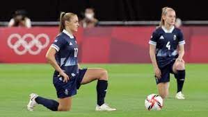 Olimpiadi Calcio Femminile In Ginocchio Contro Il Razzismo Bach E Consentito La Gazzetta Dello Sport