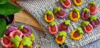 Rasanya manis, renyah dan isi biskuit berlapis gula wana warni. Ini 5 Resipi Biskut Raya Warna Warni Ceriakan Hari Raya Mesti Sedap Kenyang