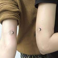También existen tatuajes de luna y sol individuales, es decir de sólo uno de los dos elementos. La Originalidad De Los Tatuajes De Sol Y Luna Para Parejas Friendship Tattoos Arm Tattoos For Couples Tattoos