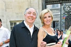 Son père est directeur commercial et sa mère tient une parfumerie. Evelyne Dheliat La Vie Sans Philippe