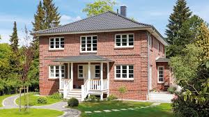 Die Typische Rote Verblendsteinfassade Und Die Zeltdacher Mit Erhohtem Neigungswinkel Und Aufschiebling Sind Bezeichnend Fur Di Fassade Fassade Haus Anbau Haus