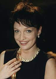 Adrianna biedrzynska aktorka filmowa, telewizyjna i teatralna, scenarzystka, rezyser, wokalistka. Adrianna Biedrzynska