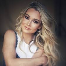 Petra Sanders's Instagram, Twitter & Facebook