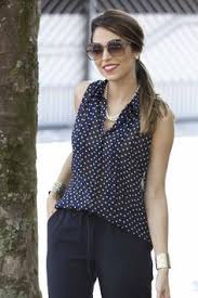 Camisa De Poa Feminina Como Usar Blusa Poa Azul Marinho Colar Perolas Fashion Clothes Women Moda Fashion Estilo Casual