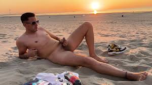 Deutscher Twink Junge wichst öffentlich am Fkk strand