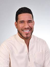 Por Alexi Pérez. EL síndico de Juan López Alberto González bajo de la mesa  principal al regidor Wilson Almonte en la actividad del premio la juventud,  cuál fué idea de Regidor Almonte