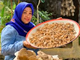 Penanaman benih cendawan jerami dilakukan dengan cara menaburkannya terus ke rak penanaman yang telah tersedia medium penanaman (kompos). Tanam Kulat Tepi Rumah Demi Bantu Asnaf