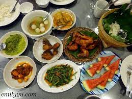 Menawarkan masakan padang, seafood, western, dan nusantara. Restoran Simpang Tiga Perbaungan North Sumatra From Emily To You
