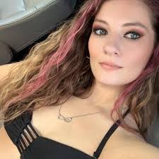 Stephanie Estes's Instagram, Twitter & Facebook