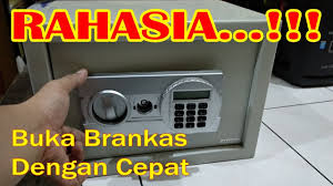 Tiap pembelian gembok ini disertai dengan kertas petunjuk cara mengubah / mereset kode angka dengan mudah. Yuk Simak Disini Cara Membuka Nomor Kombinasi Brankas Yang Terkunci