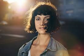 I capelli non abbastanza spessi diventano molto fragili, si spezzano facilmente, sembrano secchi e senza vita, con doppie punte. Capelli Spessi I Migliori Tagli