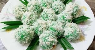 Cairan yang dipakai untuk maksud ini sering disebut minuman, tetapi kata 'makanan' juga bisa dipakai. Teks Deskripsi Bahasa Jawa Tentang Klepon