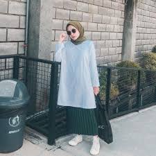 9 Hijabers Ini Tampil Kekinian Tapi Sopan Dengan Tunik Jumbo Manis Banget Casual Hijab Outfit Gaya Model Pakaian Gaya Busana