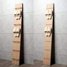 表面に取り付けられたステンレスバーやゴムバンドにスリッパを挟み込んで使う木製スリッパラックです 壁に立て掛けて使います 傘やコート 鍵などの玄関で必要なモノをちょっと引っ掛けておくのにも役立ちます スリッパラック 収納 アイデア ラック