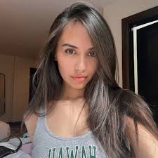 Social Media Influencer Uses AI To Become The Girlfriend Of A Thousand Men  | Eyerys