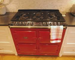 Een aga fornuis koop je voor het leven! White Kitchen With Red Aga Range