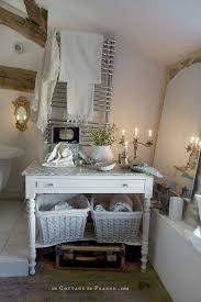 Blancs Shabby Chic Dans La Salle De Bain Cottage Blanc Deco Salle De Bain Salle De Bains Shabby Chic