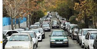 خلاقیت خنده دار یک بچه در نگه داشتن جای پارک برای پدرش حماسه آفرید+عکس 😂