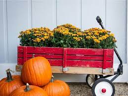Read on and get inspired by these outdoor fall decorating ideas below. 10 Easy Essentials For Outdoor Fall Decorating Diy
