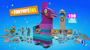 Opening fortnite loot chests by jazwares toys in this video we unbox fortnite loot crates an take a look at the fortnite weapons and fortnite items inside. Fortnite Jumbo Lama Loot Pinata Smyths Toys Superstores Deutschland Youtube