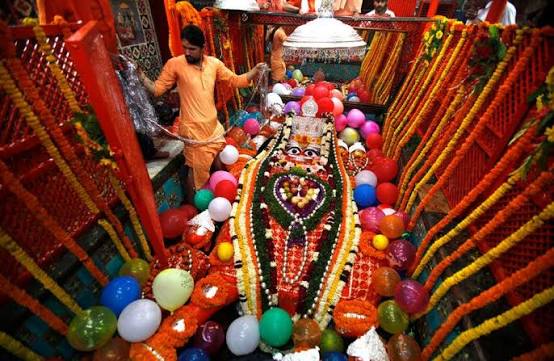 Temples of Bharat – Bade Hanuman Temple, Prayagraj Once a merchant headed towards Vindyachal mountains to construct a temple of Hanuman to fulfil his wish of begetting a son. He had a