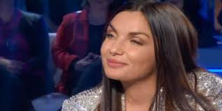 .è trovata elettra lamborghini al suo arrivo nella camera dell'albergo dove alloggiava ospite per una sfilata. Elettra Lamborghini Fa La Diva Ma La Passeggiata Finisce Malissimo Video