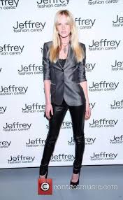 Adam levine is on the market again, ladies. Anne Vyalitsyna Anne Vyalitsyna Splits From Maroon 5 S Adam Levine Contactmusic Com