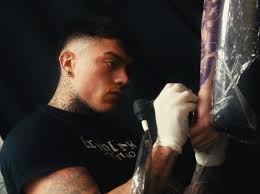 Conoce a Franco Bernal: El tatuador que crea obras de arte personalizadas  en la piel