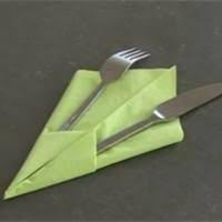 Ce pliage de serviette en forme de pochette est l'un des plus simples et rapide à réaliser. Serviette Porte Couverts Pliage De Serviettes Pliage Serviette Pliage Serviette Papier Pliage