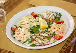 Possiamo letteralmente sbizzarrirci con la fantasia, per preparare ai nostri quali sono gli antipasti di pesce più facili da realizzare? I Nostri Sapori Ristorante L Approdo Grado