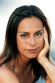 La bella y talentosa actriz claudia burr actualmente se puede ver en la reposicion de la telenovela de tvn aquelarre. Oirtnmszzyldcm
