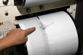 An instrument for automatically detecting and recording the intensity, direction, and duration of a movement of the ground, especially of an earthquake. Sismografo Portatil Para El Hogar