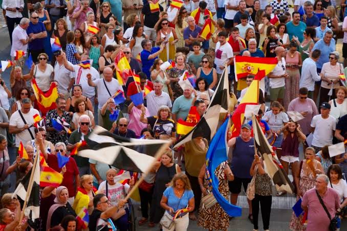Melilla muestra todo su “apoyo y solidaridad” a Ceuta en una multitudinaria  concentración y pide al Gobierno que despliegue todos los medios para  “recuperar la normalidad” en la ciudad - MelillaHoy