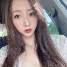 Ming Ting's Instagram, Twitter & Facebook