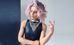 She has also reprised the role in the arrowverse shows the flash, legends of tomorrow and supergirl and voiced the character on the animated web series vixen. Emily Bett Rickards Net Worth 2021 Age Height Weight Boyfriend Dating Kids Biography Wiki The Wealth Record