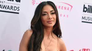 Nicole flaunts her fit physique in a purple sports bra and athleisure leggings. Nicole Scherzinger Lila Bikini Hammer Pussycat Doll Star Versetzt Fans In Rausch News De