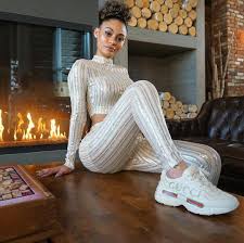 Do you even need a fashion blog to be considered a fashion blogger in 2021? Instagram Helped Daniel Wellington Fashion Nova And The Kardashians Win Black Friday News Medias 1039867