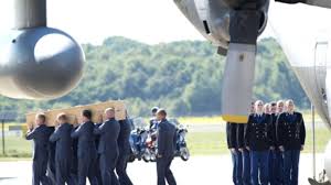 Dabei handelt sich nach medienberichten aus den niederlanden um einen niederländer. Mh17 Opfer Werden Uberfuhrt Weitere Leichen An Absturzstelle Vermutet Politik Schwarzwalder Bote