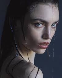 Margot Ross's Instagram, Twitter & Facebook