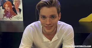 Caramelitos Varoniles Jr.: Dominic Sherwood