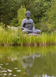 tuinposter boeddha beeld bij een vijver met spiegeling tuinposter tuin en boeddha