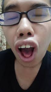 鄧佳華（1994年 6月4號—）係台灣嘅網絡人物，喺台東 關山工商做嘢，新北市 海山高中國中部畢業。 喺2012年9月因為拍咗好多自拍影片胡鬧而引起迴響，喺網上自稱「帥哥fbi」，並喺youtube發表好多影片，大部分影片都引發爭議。 2013年1月初，鄧佳華話要炸咗總統府同殺死馬英九等等嘅言論 。 æ…Žå…¥ å°æ¨¡å´©æ½°é„§ä½³è¯å†poç…§ é€™äº›äººæ˜¯æˆ'ä¸‹å€‹å–‡èˆŒå°è±¡ å¨›æ¨‚æ˜Ÿèž ä¸‰ç«‹æ–°èžç¶²setn Com