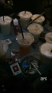 Sedih sih udah dingin, tapi tetep makan aja via ketika orang lain yang tidak peduli soal update foto sudah setengah jalan menikmati makanan mereka dengan enaknya sih jadi ngga ada yang ngomelin lagi kalau kamu tidak kunjung makan juga. Pin Oleh Nabila Wilujeng Di Nongkrong Coffe Ide Makanan Makanan Makanan Minuman