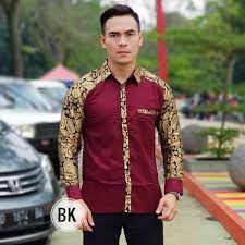 Kombinasi dua motif dan siluet lengan bergaya lebarnya sudah membuat tampilan luaran ini berkesan maksimal. Jual Kemeja Batik Pria Kombinasi Prada Polos Bp116 Kab Batang Batik Em Ys Tokopedia