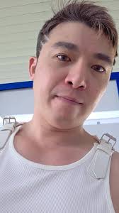 刚在火车站🚞瞄到对面月台🈶个顶级帅哥，, 少见在这种场合见到比我帅的🤣, 是你的话会选我还是对面那个？, 额……我先投，,  我选对面的~🖐🏻,  最近会感叹曾经自己追踪过的男神在红过了10年8年以后都爱将美颜滤镜开很大，难以接受自己变老的事实……其实真没觉得那些零毛孔的"蜡像图"好看~,  前几天瞥见昔日某选美男神V***ly的快拍，觉得那条拍得清晰好看就给他点赞留言说"下次照片影片一样别用滤镜了~"...